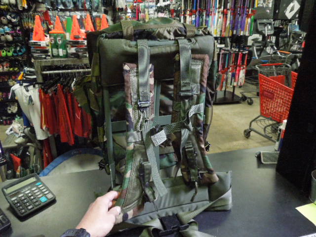Load image into Gallery viewer, Like New US Surplus Alice Field Pack
