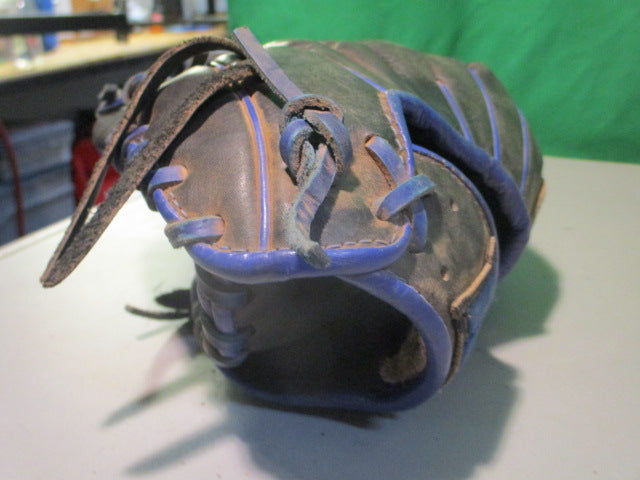 Load image into Gallery viewer, Used Akadema Precision Series 11.75 Glove - RHT
