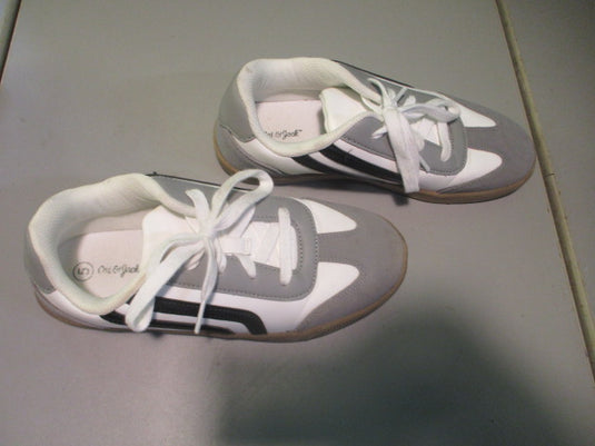 Used cat & Jack Size 5 Shoes
