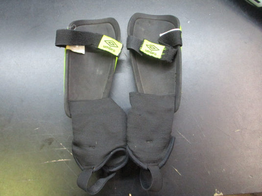 Used Umbro Ceramica Adult Stirrup Soccer Shin Guards - Size Medium