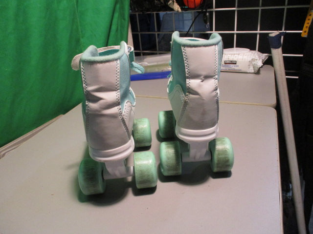 Load image into Gallery viewer, Used Roller Derby Fire Star Size Girls 2 Roller Skates
