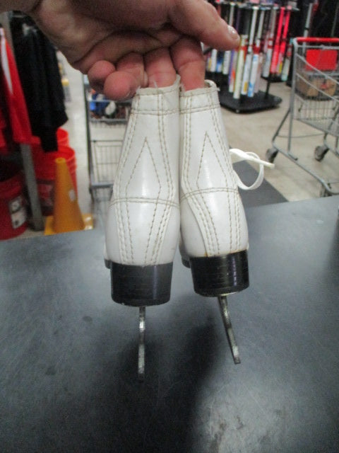 Load image into Gallery viewer, Used CCM Figure Skates White Youth Size 9
