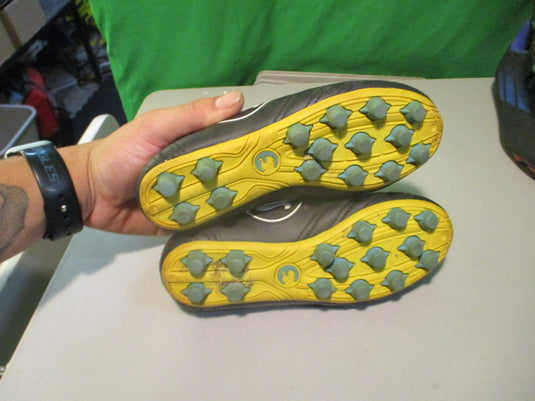 Used Puma Size 12 Kids Soccer Cleats