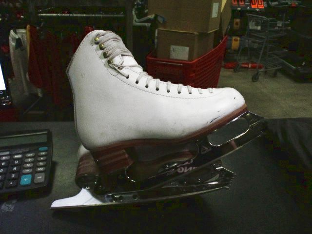 Load image into Gallery viewer, Used Jackson Figure Skates Freestyles 2190 with Aspire Blade Size 51/2C
