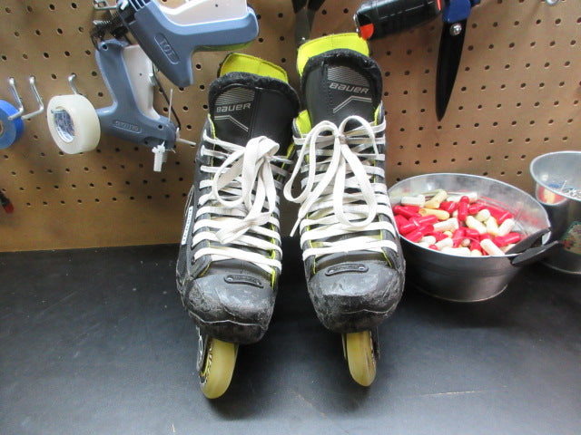 Load image into Gallery viewer, Used Bauer RS Roller Hockey Skates - Junior 5
