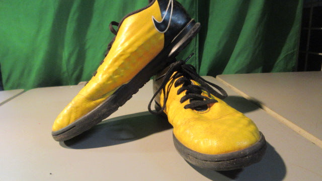 Load image into Gallery viewer, Used Nike Unisex Jr. Magistax Ola Ii Ic - Youth 4.5 Indoor Soccer Shoes
