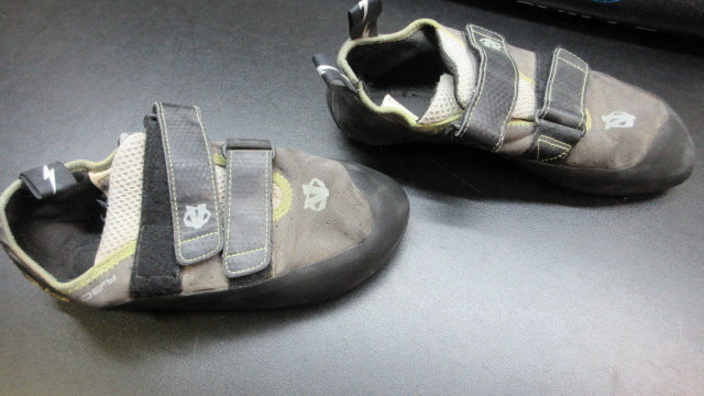 Load image into Gallery viewer, Used Evolve Defy Climbing Shoes - Size 8.5
