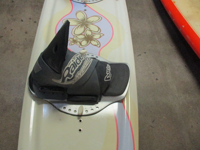 Load image into Gallery viewer, UIsed Connelley wake Girl 136cm WAKEBOARD W Small Bindings
