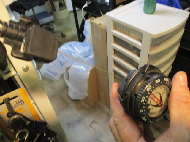 Load image into Gallery viewer, Used Dive Compass With Retractable Clip
