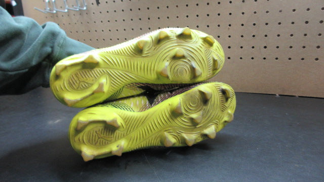 Load image into Gallery viewer, Used Puma FTR Soccer Cleats - Size 4.5
