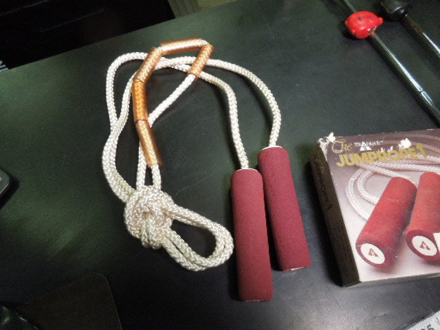 Load image into Gallery viewer, Used Vintage Triangle Fitness Official Jump Rope 112 in
