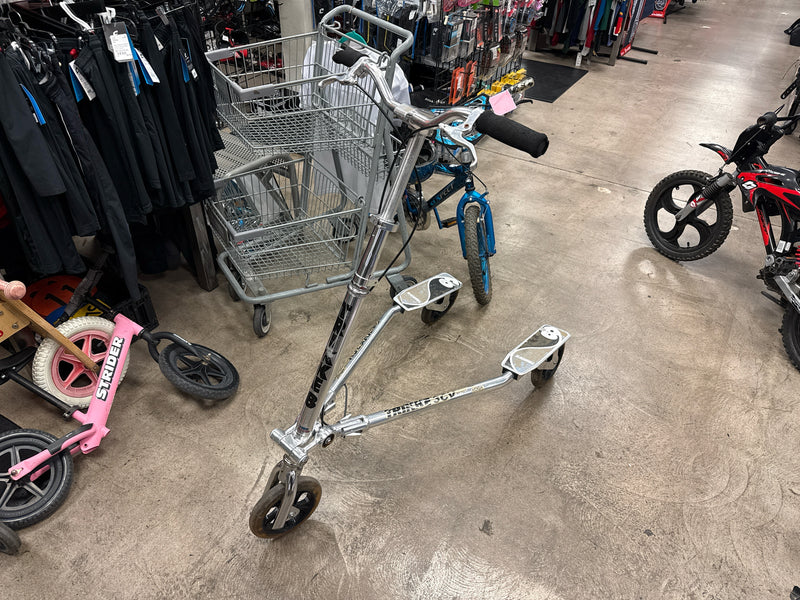 Load image into Gallery viewer, Used Trikke 8 3CV 3 Wheeled Carving Scooter
