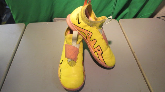 Load image into Gallery viewer, Used Nike Zoom Mercurial Vapor 15 Academy Youth 4 Turf Soccer Cleats
