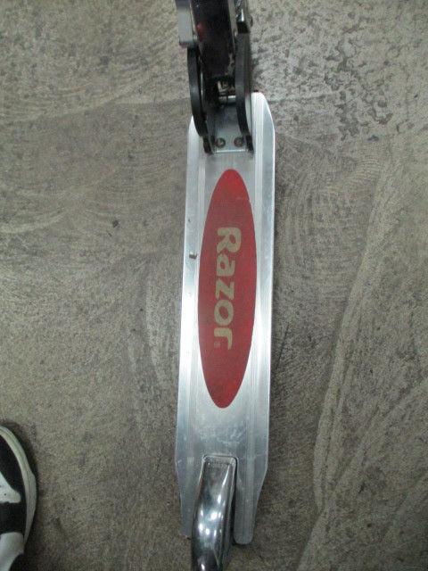 Load image into Gallery viewer, Used Razor Folding Kids Scooter
