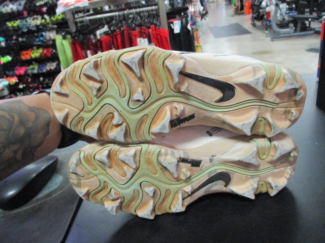 Load image into Gallery viewer, Used Nike Hyper Diamond 4 Size Youth 5 Cleats
