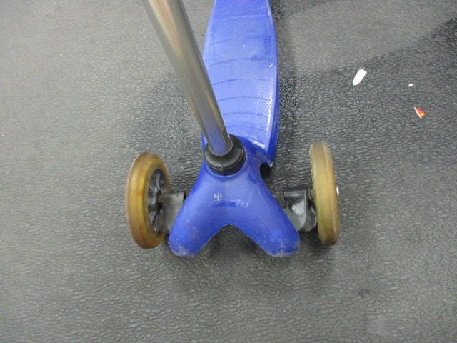Load image into Gallery viewer, Used Micro Maxi Kick Scooter
