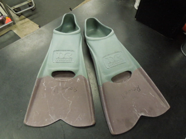 Load image into Gallery viewer, Used TYR Youth Crossblade Slip On Fins Size 1-3
