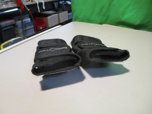 Load image into Gallery viewer, Used Pro Tec Youth Small Skating Wrist Guards
