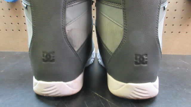 Load image into Gallery viewer, Used DC Faze 2022 Snowboarding Boots - Size 9.5
