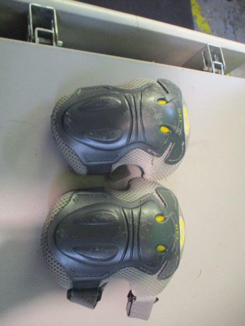 Load image into Gallery viewer, Used Salomon Gel Size Youth Large Skating Knee Pads
