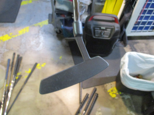 Load image into Gallery viewer, Used Dunlop TD Plus RH 35&quot; Putter
