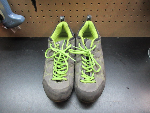 Load image into Gallery viewer, Used Five Ten Guide Tennie Canvas Men's Sneakers - Size 9
