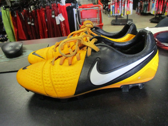 Load image into Gallery viewer, Used Nike CTR 360 Maestri III FG SE Sonic Size 7 Cleats (Front Has Damage)
