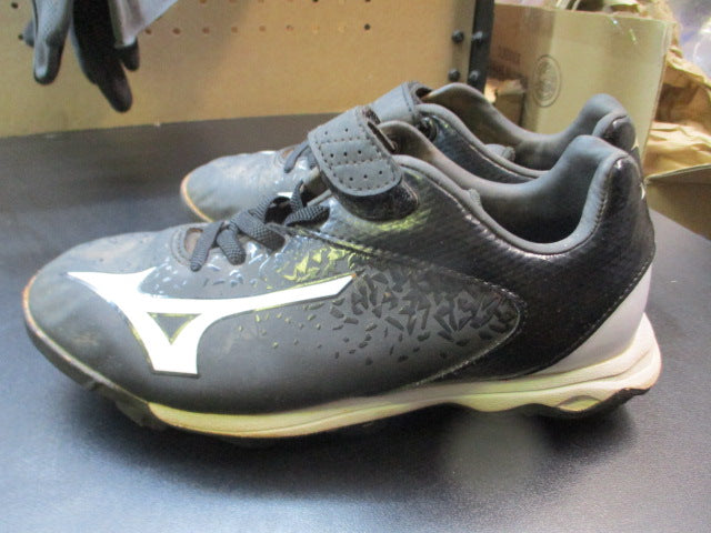Load image into Gallery viewer, Used Mizuno Cleats Size 3
