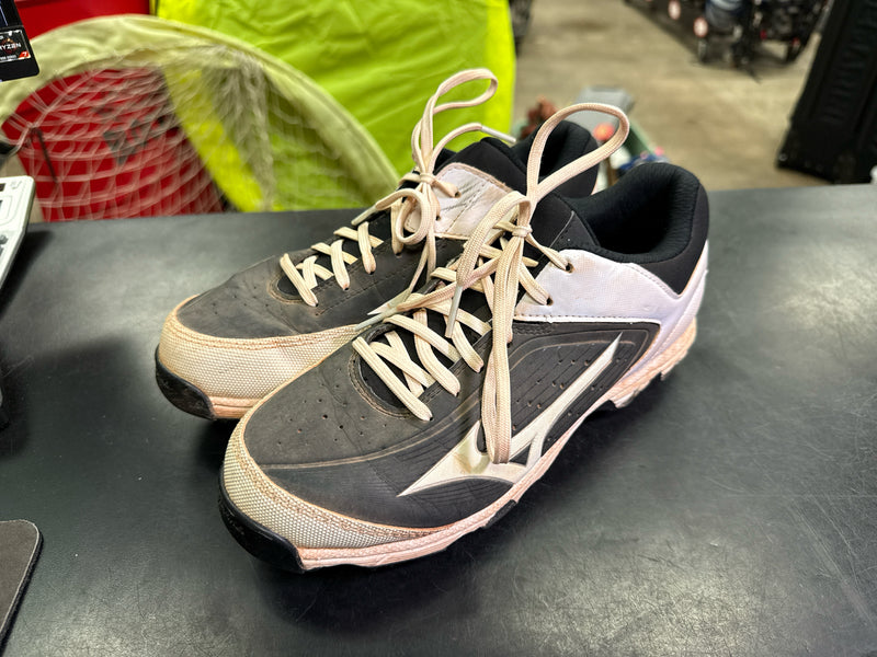 Load image into Gallery viewer, Used Mizuno 9 Spike Metal Cleats Size 8.5
