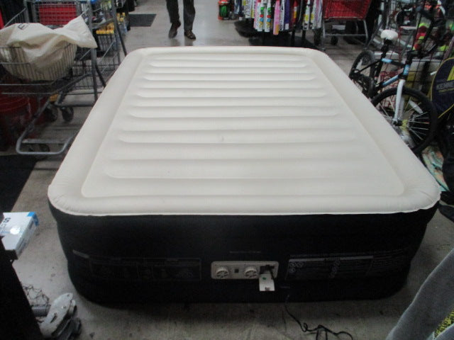 Load image into Gallery viewer, Used Englander First Ever Microfiber Air Mattress With Built In Pump Queen
