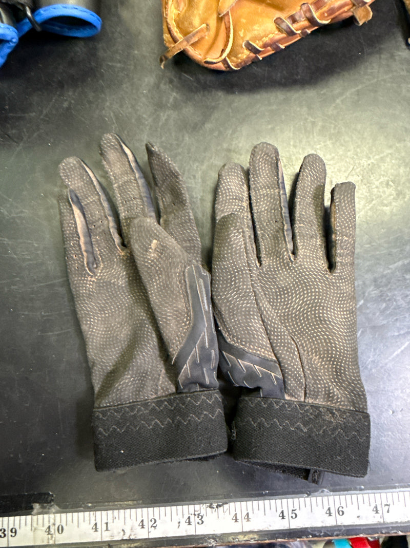 Load image into Gallery viewer, Used Under Armour Youth Batting Gloves Size Youth Small
