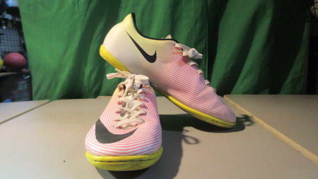 Load image into Gallery viewer, Used Nike Mercurial Victory V IC -Youth 5 Indoor Soccer Shoes
