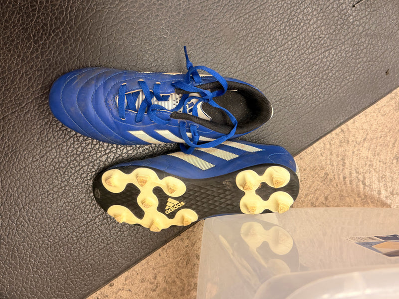 Load image into Gallery viewer, Used Adidas Soccer Cleate Size3.5 Blue and white
