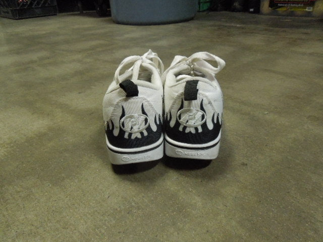 Load image into Gallery viewer, Used Heelys Size Youth 3
