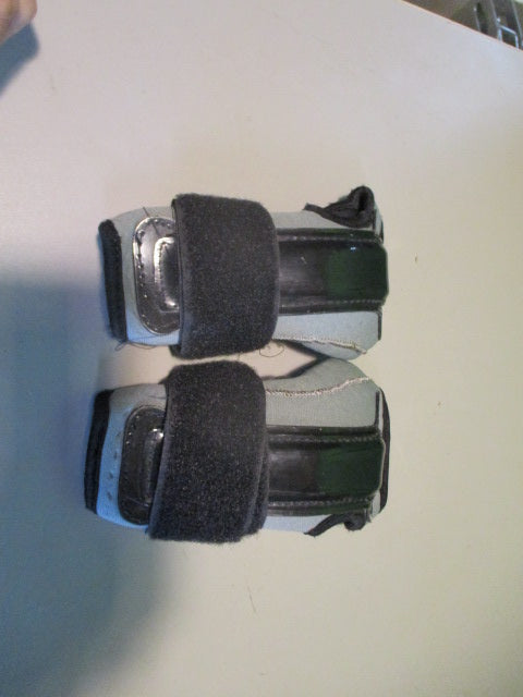 Load image into Gallery viewer, Used Dakine Size Small Skating Wrist Guards
