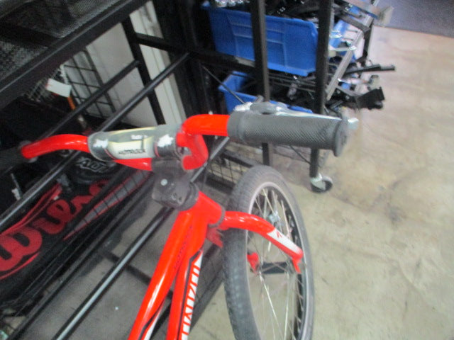 Load image into Gallery viewer, Used Specialized Hot Rock 20" Kids Bike (NEEDS BRAKES SERVICED)
