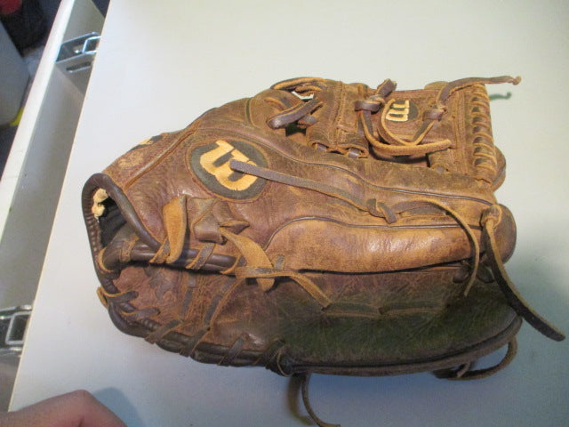 Load image into Gallery viewer, Used Wilson A950 11.5&quot; Glove - RHT
