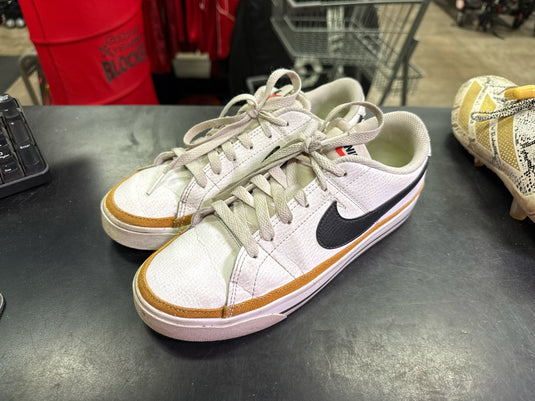 Used Nike Bruins Womens Size 8