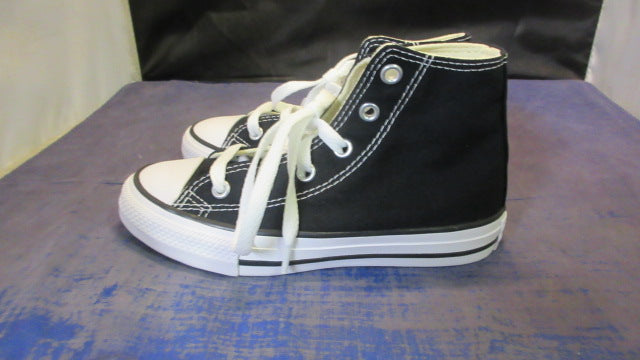 Load image into Gallery viewer, Converse All Star High Shoes Youth Size 12.5 - like new
