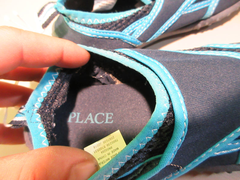 Load image into Gallery viewer, Used Place Size Youth 13-1 Water Shoes
