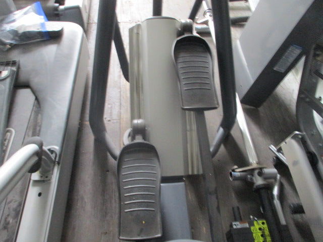 Load image into Gallery viewer, Used Precor EFX 556 V3 Cordless Elliptical Cross-Trainer
