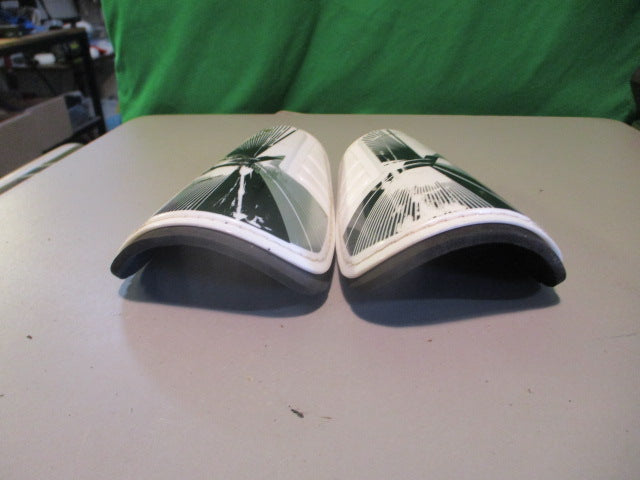 Load image into Gallery viewer, Used Franklin Youth Soccer Shin Guards
