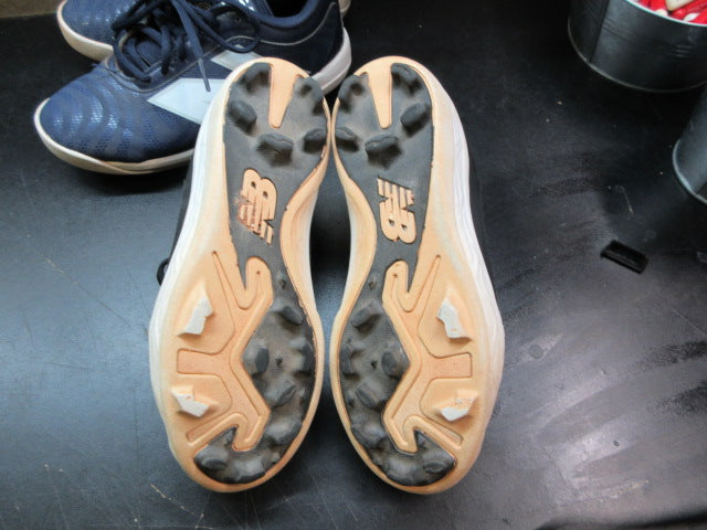 Load image into Gallery viewer, Used New balance baseball Cleats Good condition Size 5
