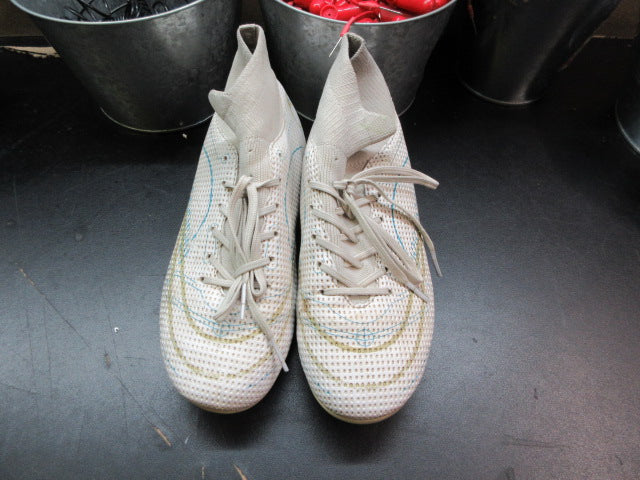 Load image into Gallery viewer, Used Umbro Soccer Cleats
