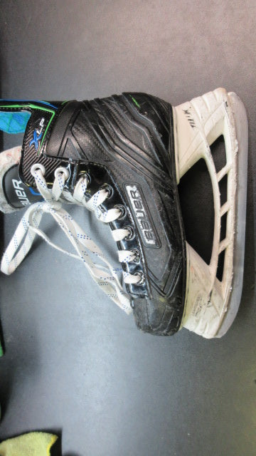 Load image into Gallery viewer, Used Bauer XLP Hockey Skates Size Youth
