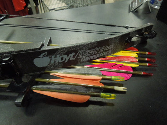 Used Hoyt Easton Gamegetter II Jr. Compound Hunting Bow with Arrows and Quiver