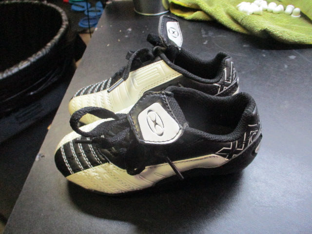 Load image into Gallery viewer, Xara Soccer Cleats Youth Size 10
