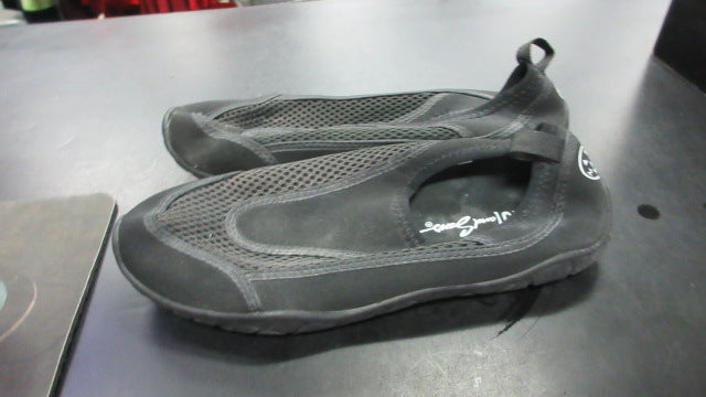 Load image into Gallery viewer, Used Maui &amp; Sons Size 5 Water Shoes
