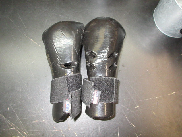 Load image into Gallery viewer, Used Miss Match Martial Arts Gloves
