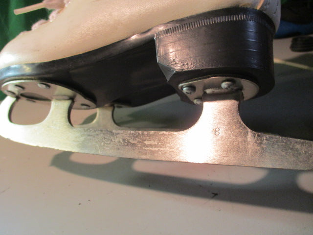 Load image into Gallery viewer, Used Hespeler Youth Figure Skates - Size 1 Youth
